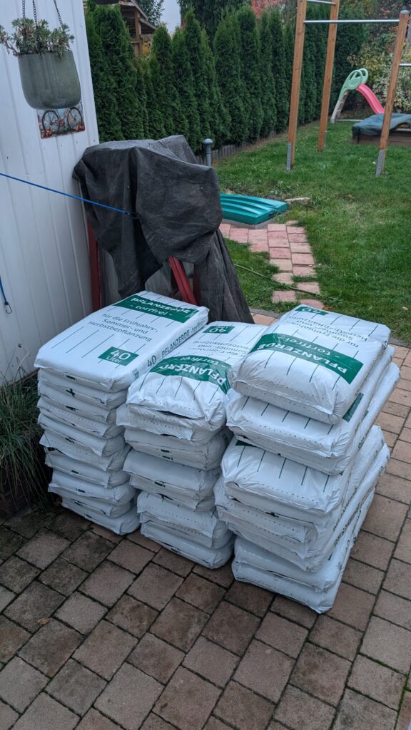 Stapel mit Erdsäcken